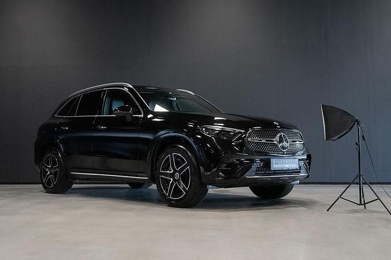 Svart (obsidiansvart metallic) Begagnad 2024 Mercedes GLC300e AMG Line Premium SUV | 699 000 kr (Marknadspris) - Bild 1/4