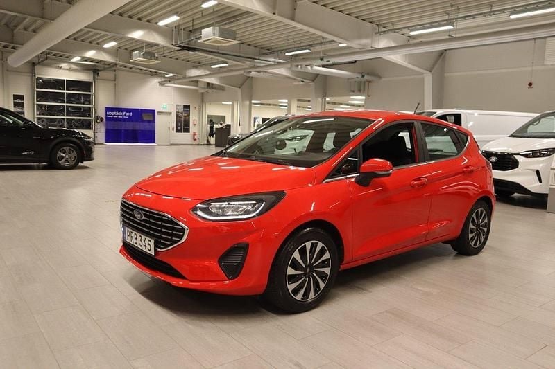 Röd (laser red) Begagnad 2022 Ford Fiesta Titanium Halvkombi | 134 800 kr - Bild 1/4