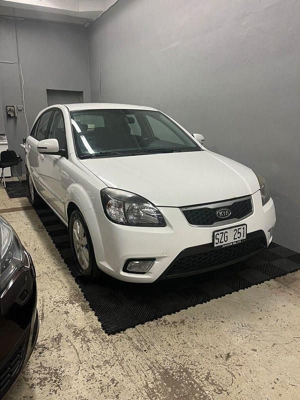 Vit Begagnad 2010 Kia Rio Sport Halvkombi | 31 500 kr (Marknadspris) - Bild 1/4
