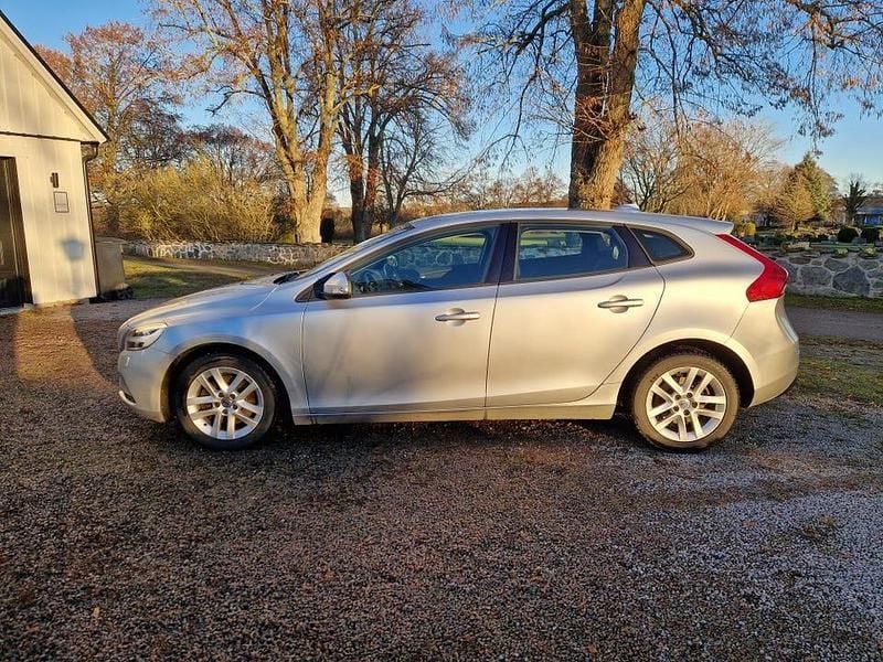 Begagnad Volvo V40 122 HK (89 kW) 2017 Gray metallic Halvkombi
