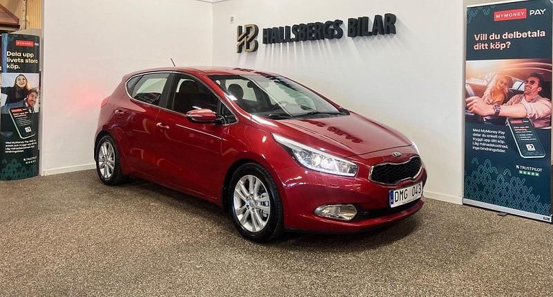 Röd Begagnad 2013 Kia Ceed Comfort Halvkombi | 119 900 kr (Lite dyr) - Bild 1/4