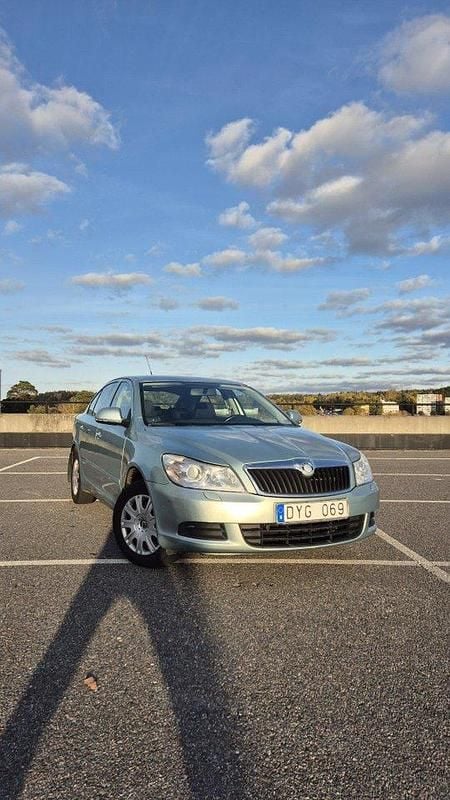 Grön Begagnad 2009 Skoda Octavia Ambiente Halvkombi | 32 900 kr (Marknadspris) - Bild 1/4