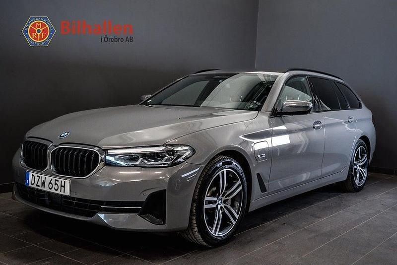 Grå Begagnad 2022 BMW 530e Kombi | 299 000 kr (Superpris) - Bild 1/4