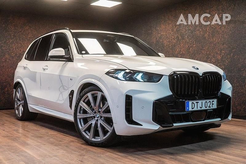 Vit Begagnad 2023 BMW X5 M Sport SUV | 928 500 kr (Dyr) - Bild 1/4