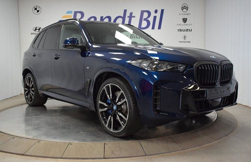 Tanzanite blå Begagnad 2025 BMW X5 Comfort Edition SUV | 1 169 500 kr - Bild 1/3