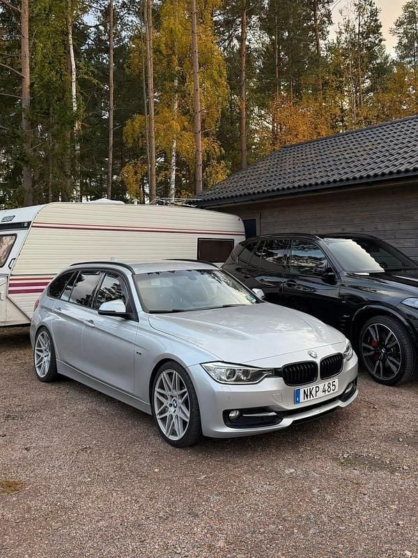 Begagnad BMW 320 Sport Line 184 HK (135 kW) 2013 Silver Kombi