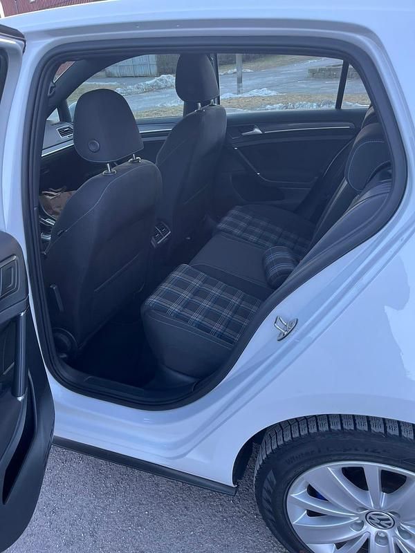 Begagnad VW Golf VIII GTE 204 HK (150 kW) 2020