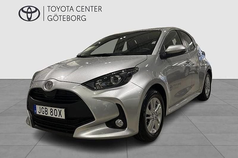 Silver Ny 2025 Toyota Yaris Hybrid Active Halvkombi | 266 800 kr (Marknadspris) - Bild 1/3