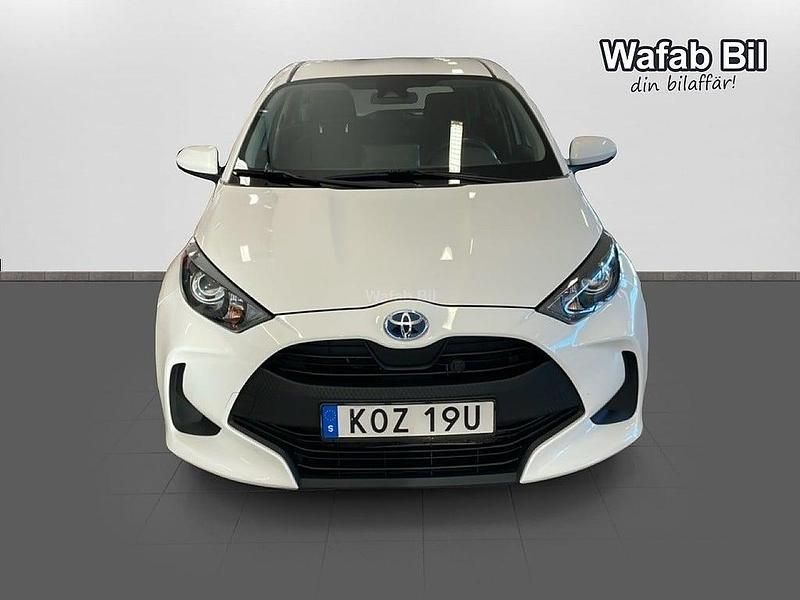 Begagnad Toyota Yaris Hybrid Active 92 HK (67 kW) 2020 Vit Halvkombi