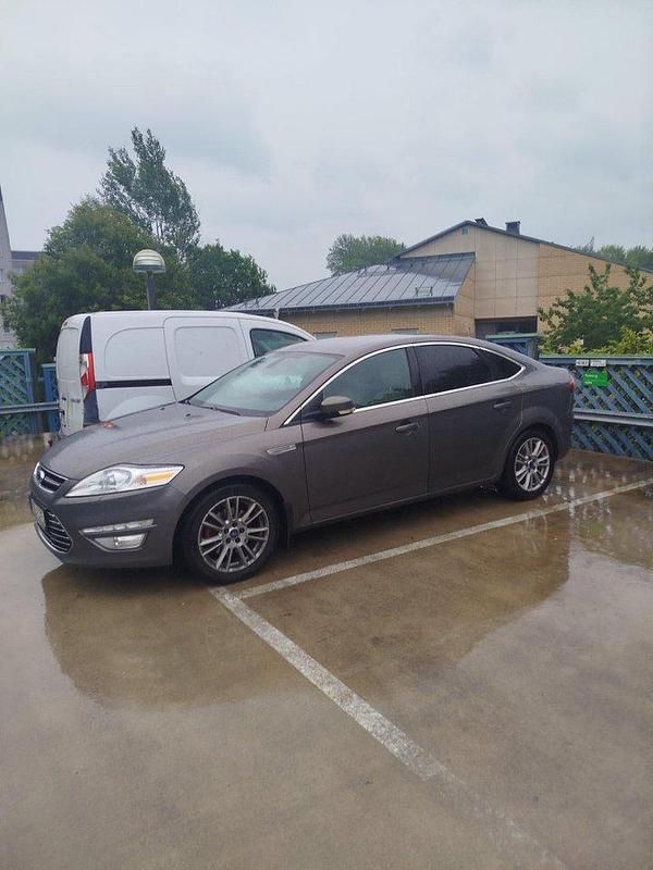 Brun Begagnad 2014 Ford Mondeo Halvkombi | 88 000 kr (Superpris) - Bild 1/4