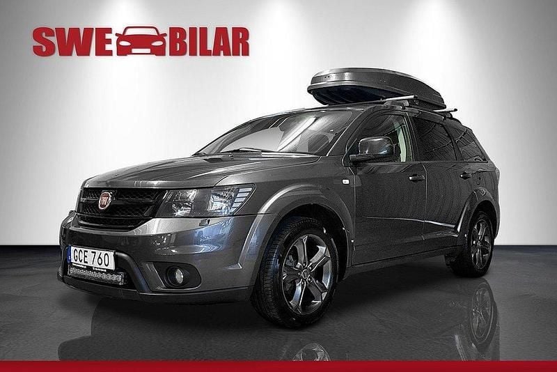 Grå Begagnad 2015 Fiat Freemont Black Code SUV | 124 900 kr (Marknadspris) - Bild 1/4