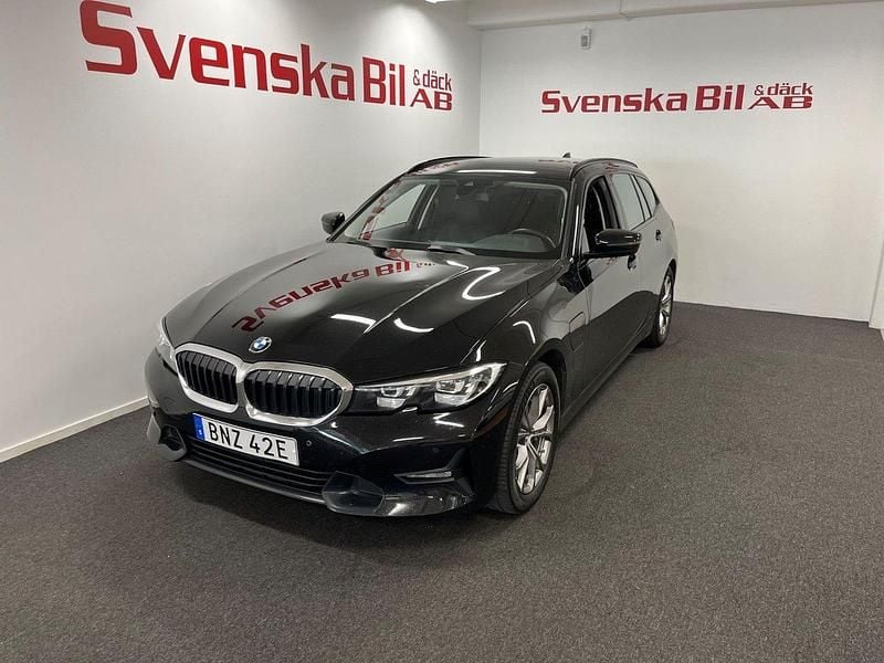 Svart Begagnad 2020 BMW 330e Sport Line Kombi | 279 000 kr (Marknadspris) - Bild 1/4