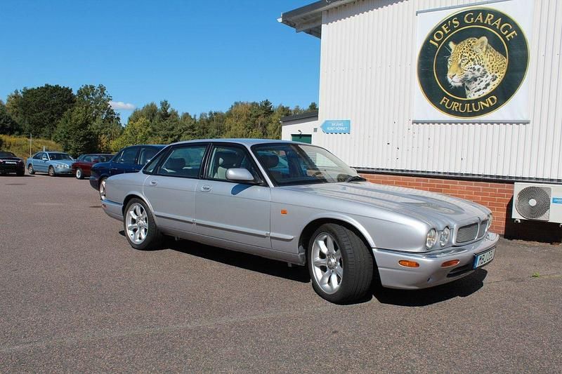 Silver Begagnad 2002 Jaguar XJR Sedan | 222 000 kr - Bild 1/4