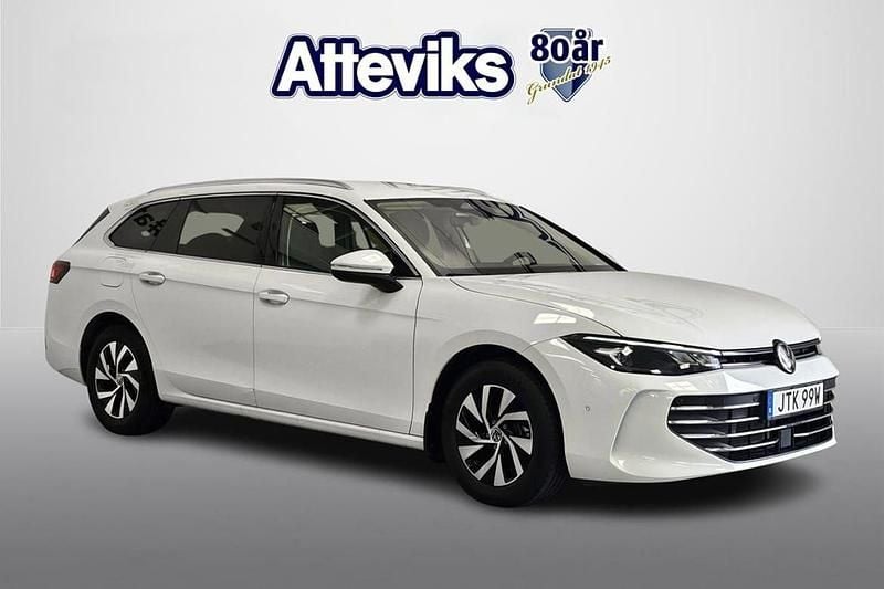 Vit Begagnad 2024 VW Passat Business Kombi | 344 900 kr (Marknadspris) - Bild 1/4