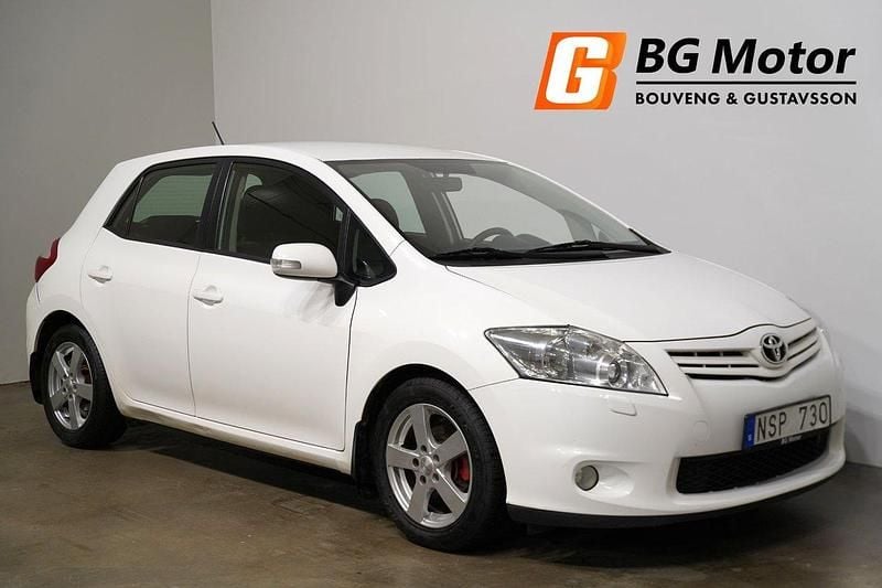 Vit Begagnad 2010 Toyota Auris Plus Halvkombi | 49 900 kr (Marknadspris) - Bild 1/4