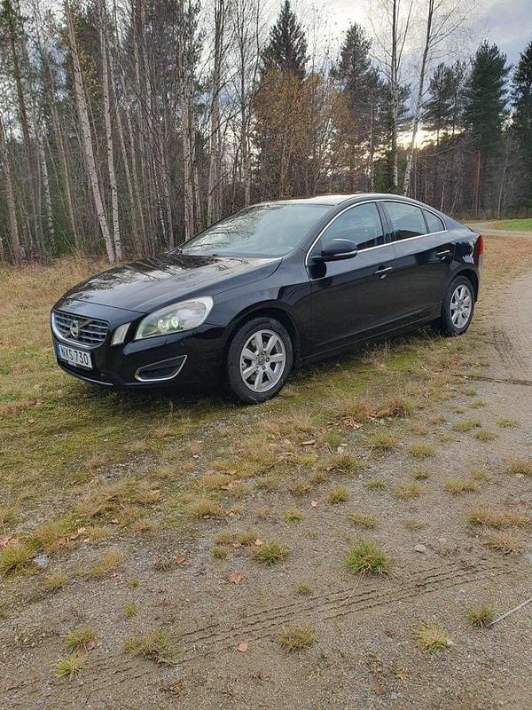 Svart Begagnad 2013 Volvo S60 Sedan | 90 000 kr (Bra pris) - Bild 1/4