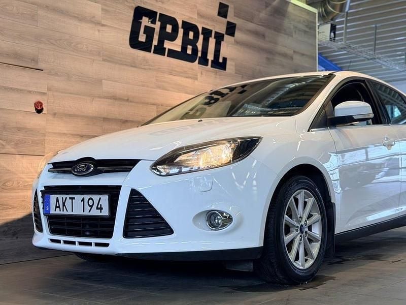 Begagnad Ford Focus Titanium 101 HK (74 kW) 2014 Vit Halvkombi