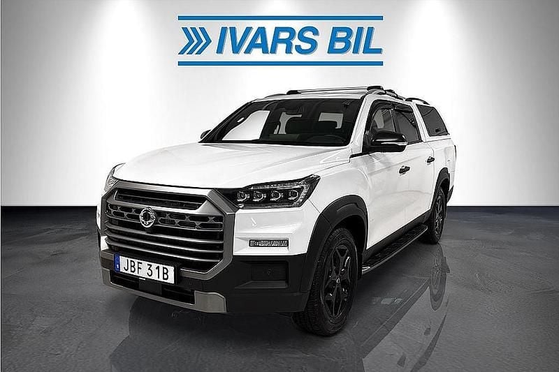 Vit Begagnad 2024 Ssangyong (KGM) Musso Sedan | 623 750 kr (Marknadspris) - Bild 1/4