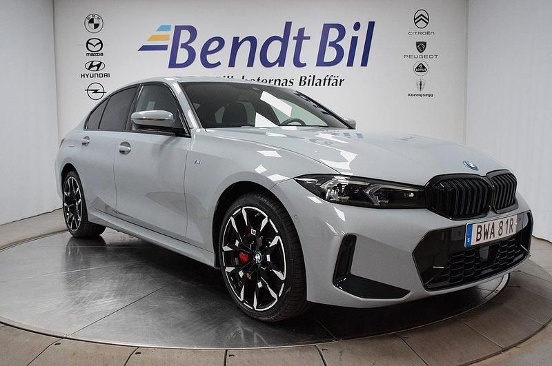 Grå Begagnad 2024 BMW 330e M Sport Sedan | 549 500 kr (Dyr) - Bild 1/3