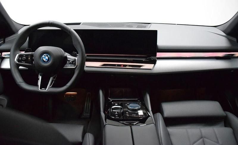 Begagnad BMW 550 Comfort Edition 490 HK (360 kW) 2025 Black sapphire metallic Sedan