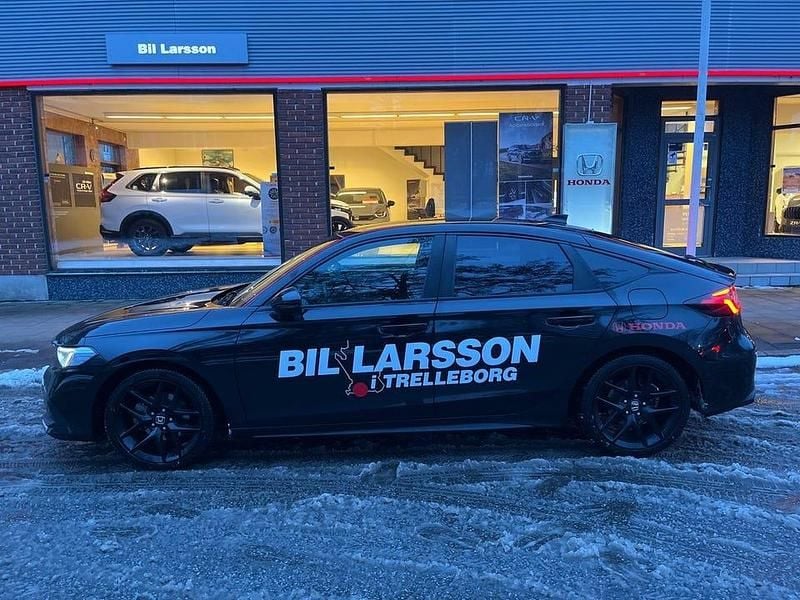 Svart Begagnad 2024 Honda Civic Sport Halvkombi | 349 000 kr (Marknadspris) - Bild 1/4