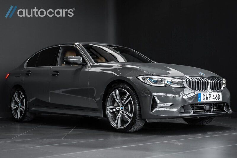 Grå Begagnad 2019 BMW 330 Luxury Line Sedan | 398 750 kr - Bild 1/4