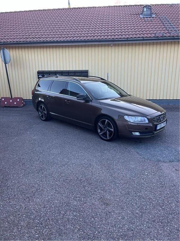 Brun Begagnad 2016 Volvo V70 Momentum Kombi | 75 000 kr (Bra pris) - Bild 1/4