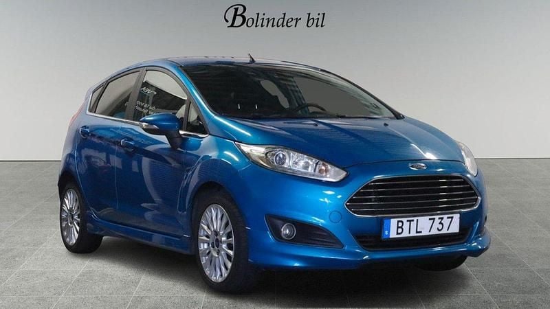 Blå Begagnad 2014 Ford Fiesta Titanium Halvkombi | 68 900 kr (Lite dyr) - Bild 1/4