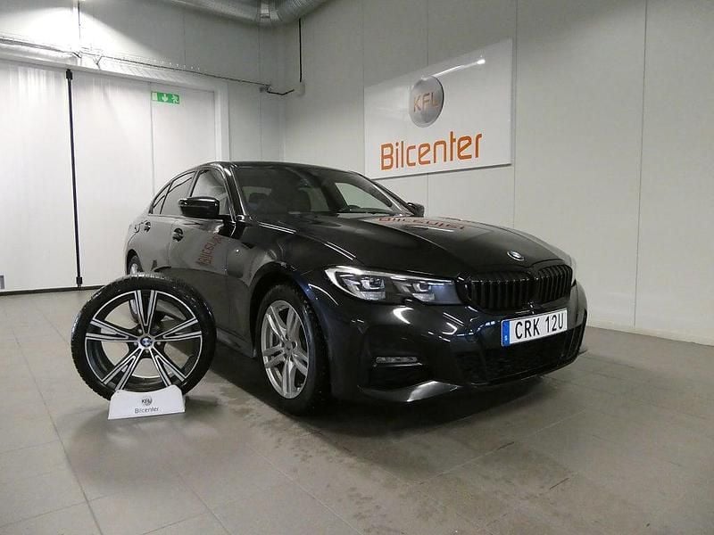 Svart Begagnad 2020 BMW 330e M Sport Sedan | 299 900 kr (Marknadspris) - Bild 1/3