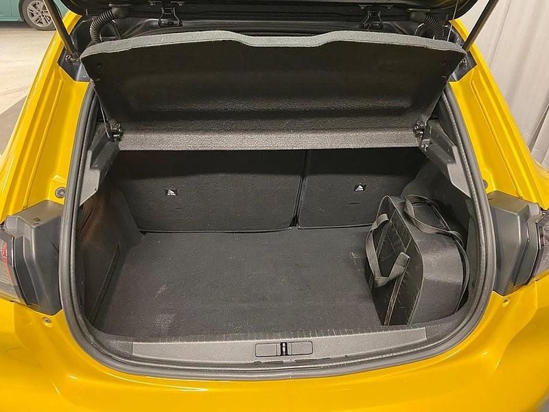 Begagnad Peugeot e-208 GT 100 kW (136 HK) 2022 Gul Halvkombi