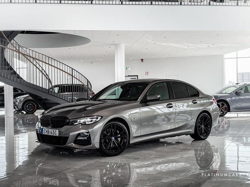 Grå (oxidgrå) Begagnad 2022 BMW 330e M Sport Sedan | 419 000 kr (Marknadspris) - Bild 1/4