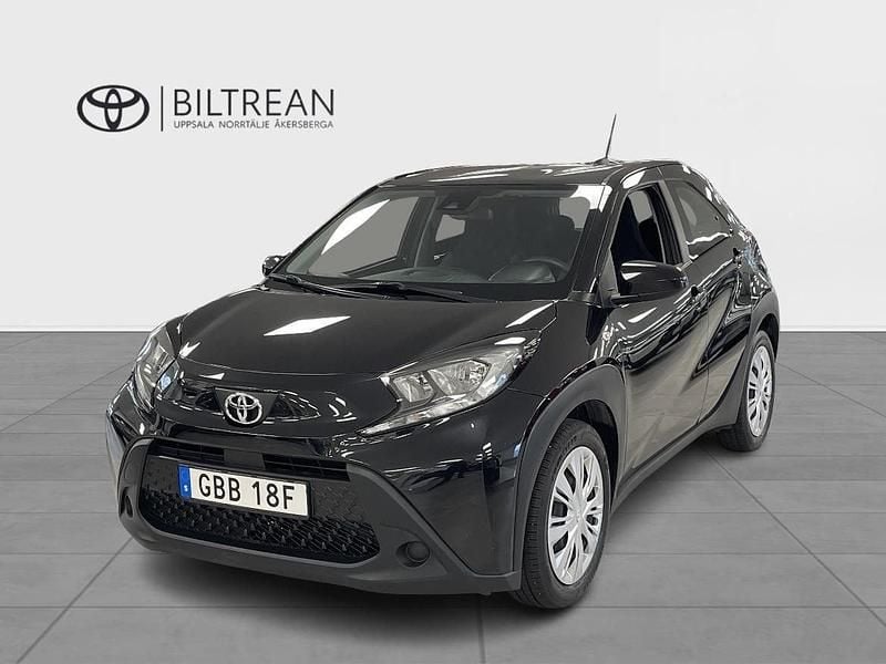 Svart Begagnad 2022 Toyota Aygo Play Halvkombi | 159 000 kr (Marknadspris) - Bild 1/3