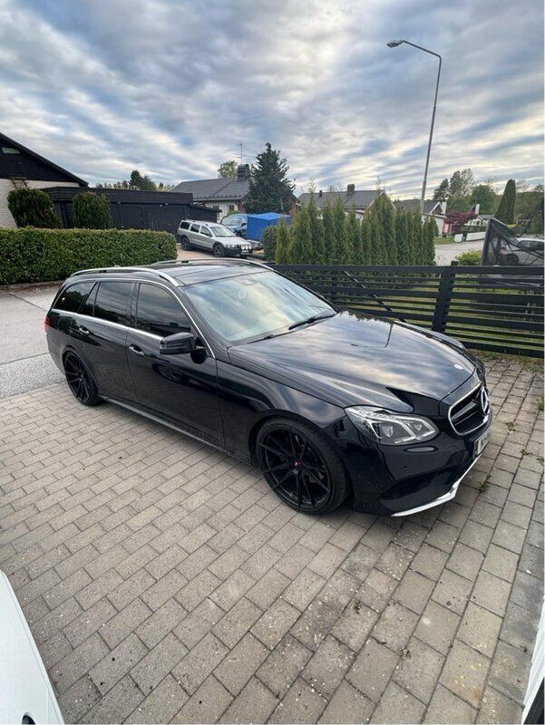Svart Begagnad 2014 Mercedes E220 AMG Kombi | 159 500 kr (Lite dyr) - Bild 1/4