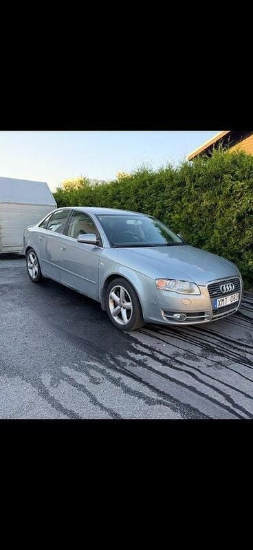 Grå Begagnad 2006 Audi A4 Comfort Sedan | 44 500 kr (Marknadspris) - Bild 1/4