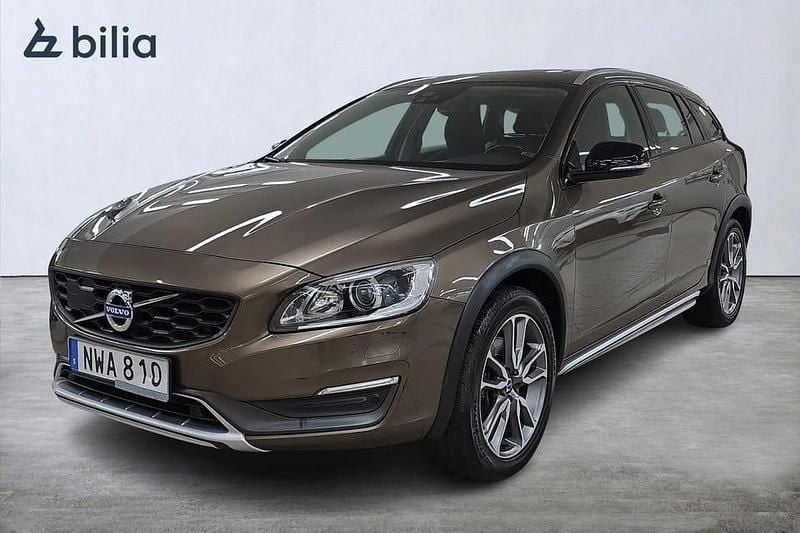 Brun Begagnad 2015 Volvo V60 CC Momentum Kombi | 159 000 kr (Marknadspris) - Bild 1/3