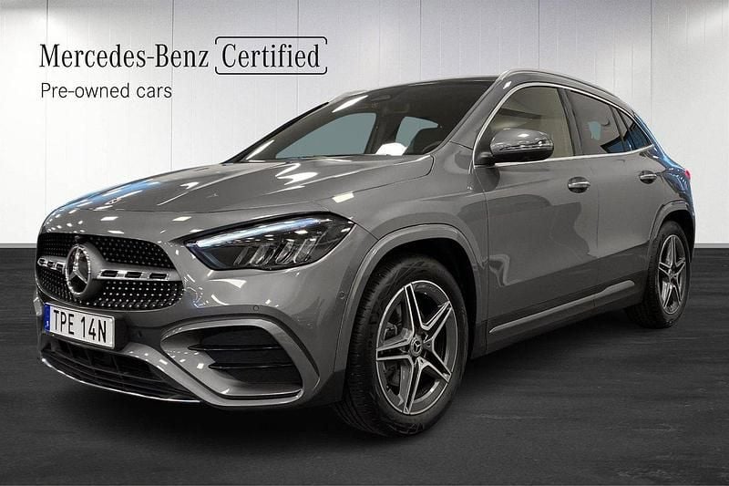 Mörkgrå Begagnad 2024 Mercedes GLA200 AMG SUV | 439 000 kr (Marknadspris) - Bild 1/4