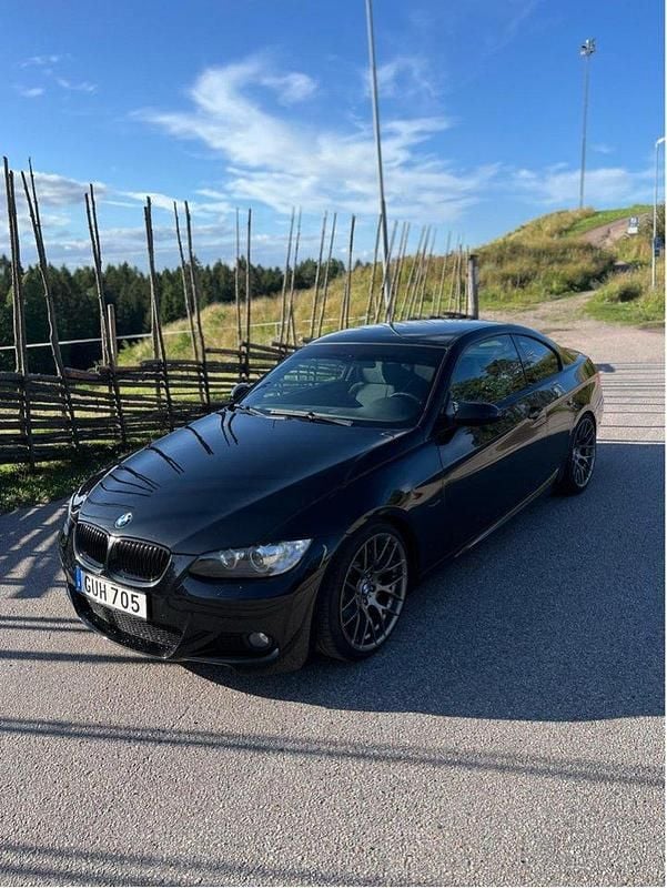 Svart Begagnad 2008 BMW 335 M Sport Sportkupé | 135 000 kr (Superpris) - Bild 1/4