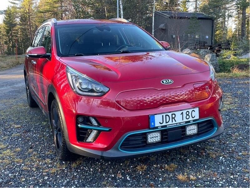 Röd Begagnad 2021 Kia e-Niro Advance SUV | 205 000 kr (Bra pris) - Bild 1/4