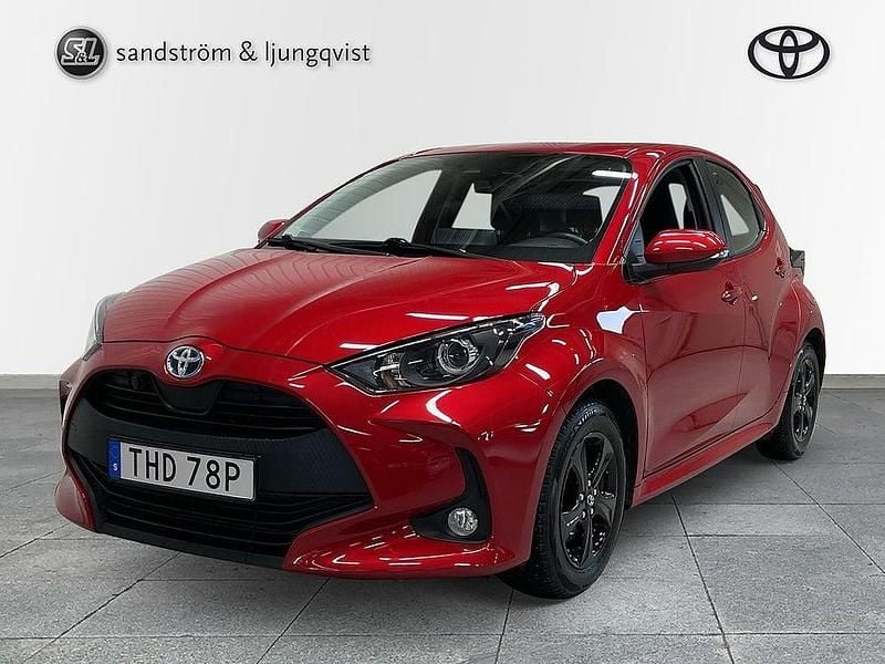 Röd Begagnad 2022 Toyota Yaris Hybrid Active Halvkombi | 225 000 kr (Marknadspris) - Bild 1/3