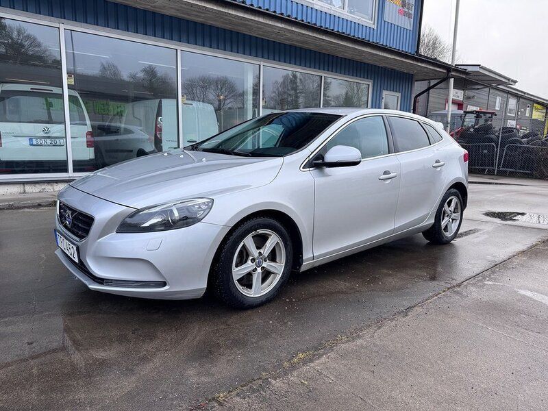 Silver Begagnad 2014 Volvo V40 Momentum Kombi | 129 900 kr (Marknadspris) - Bild 1/4