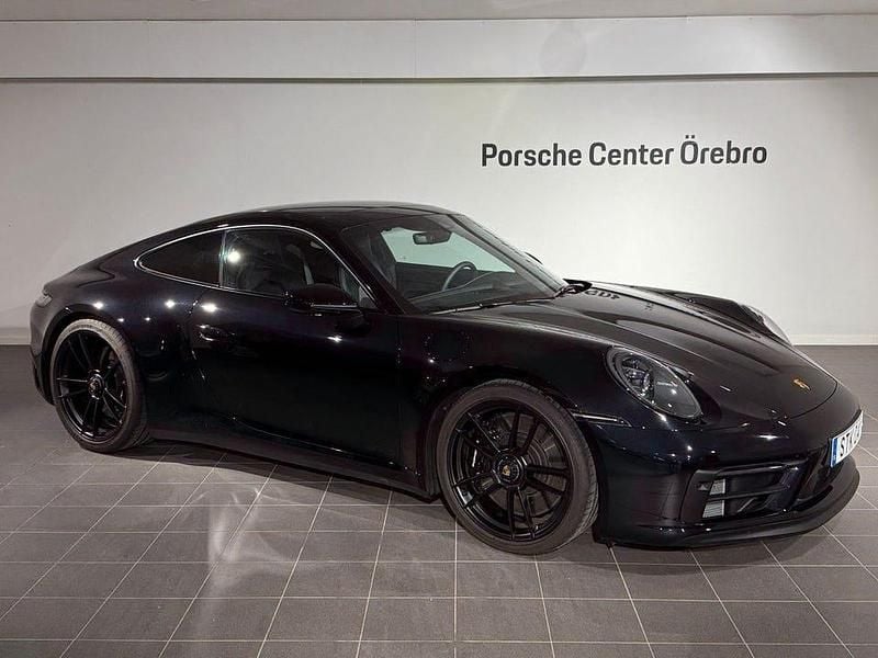 Begagnad Porsche 911 Carrera 4 GTS 480 HK (353 kW) 2022 Svart Sportkupé