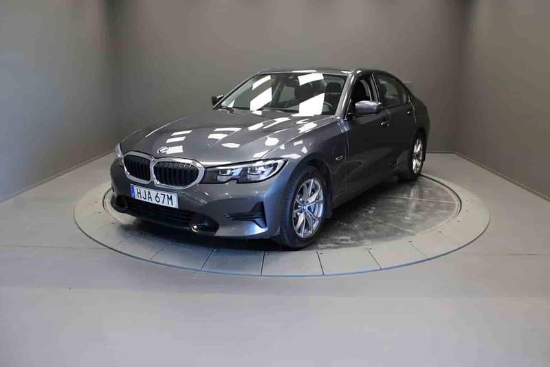 Grå Begagnad 2022 BMW 330e Sedan | 309 000 kr - Bild 1/1