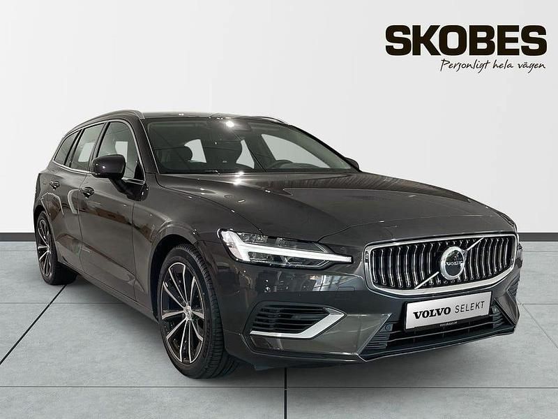 Grå Begagnad 2025 Volvo V60 Plus Kombi | 499 900 kr - Bild 1/3
