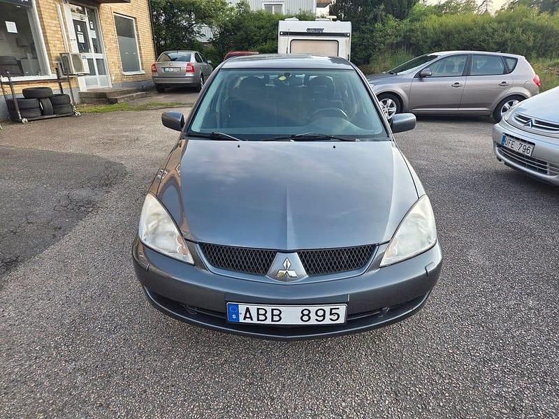 Mörkgrå (grå) Begagnad 2007 Mitsubishi Lancer Sedan | 49 900 kr (Marknadspris) - Bild 1/4