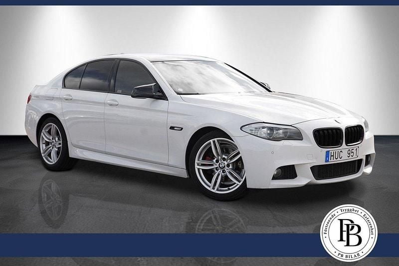 Vit Begagnad 2013 BMW 520 M Sport Sedan | 144 900 kr (Marknadspris) - Bild 1/3