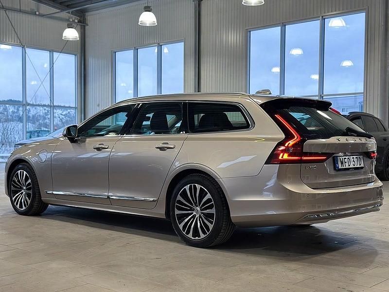 Begagnad Volvo V90 Core 350 HK (257 kW) 2022 Ljusgrå Kombi