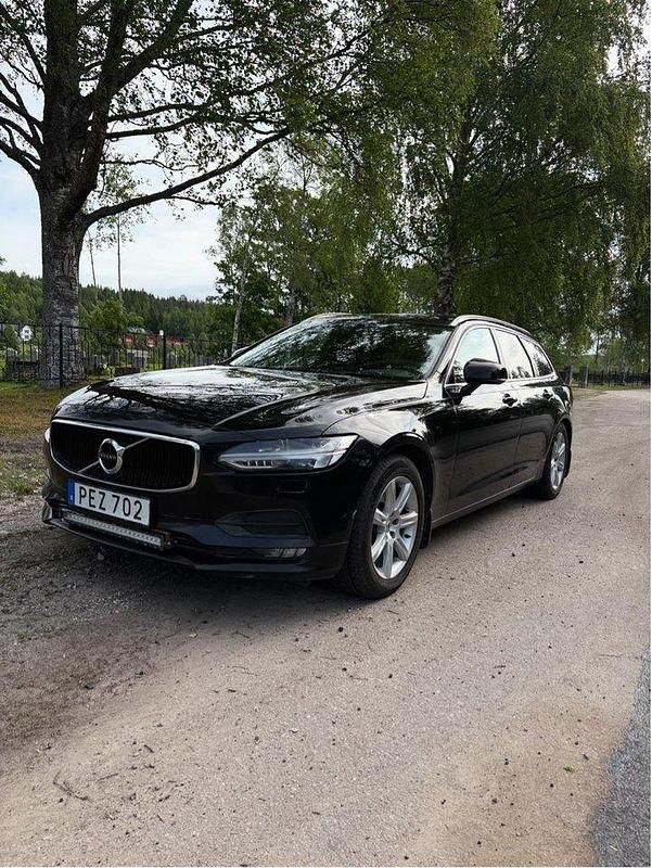 Svart Begagnad 2017 Volvo V90 Momentum Kombi | 153 000 kr (Marknadspris) - Bild 1/4