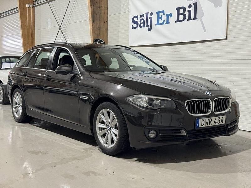 Brun Begagnad 2015 BMW 520 Kombi | 154 900 kr (Marknadspris) - Bild 1/4
