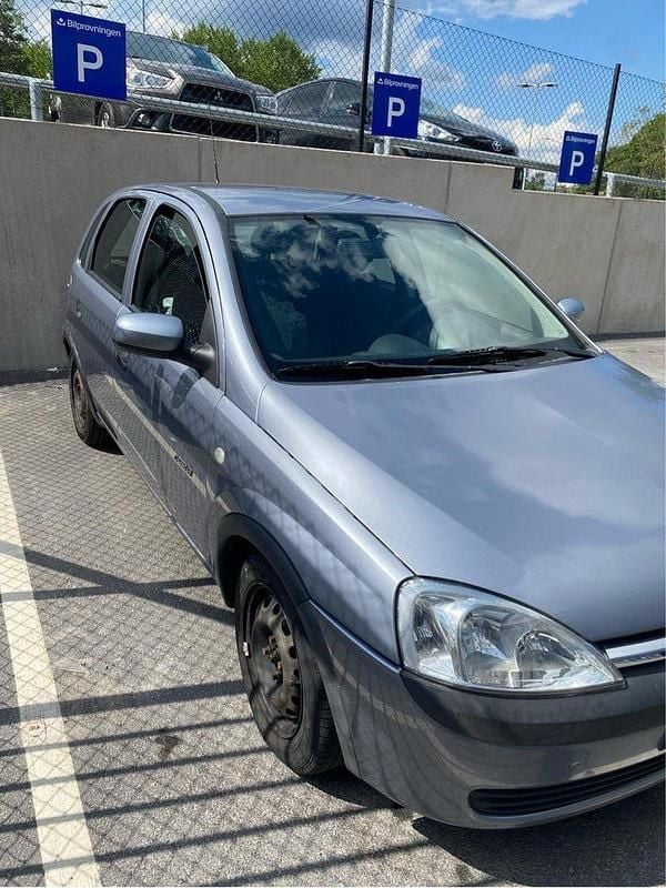 Grå Begagnad 2003 Opel Corsa Halvkombi | 21 990 kr (Marknadspris) - Bild 1/4