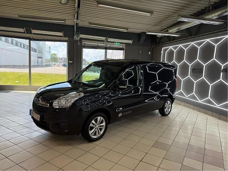 Svart Begagnad 2018 Opel Combo Minibuss | 89 000 kr (Marknadspris) - Bild 1/4